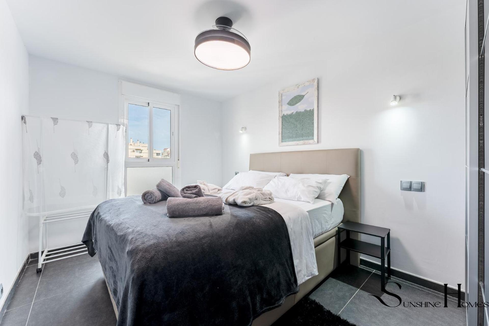 Stylish Retreat 1bed, Pool, Sleeps 3 Apartment *