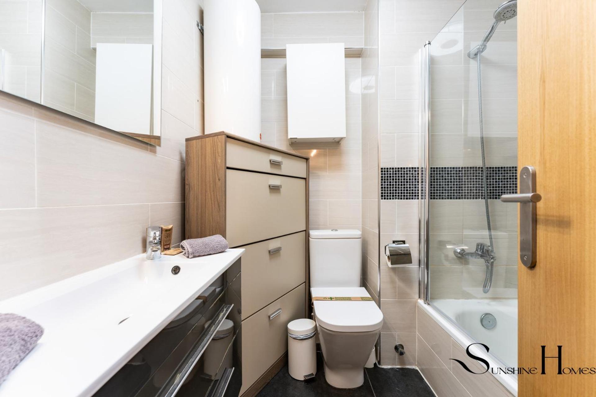 Apartment Stylish Retreat 1bed, Pool, Sleeps 3 *